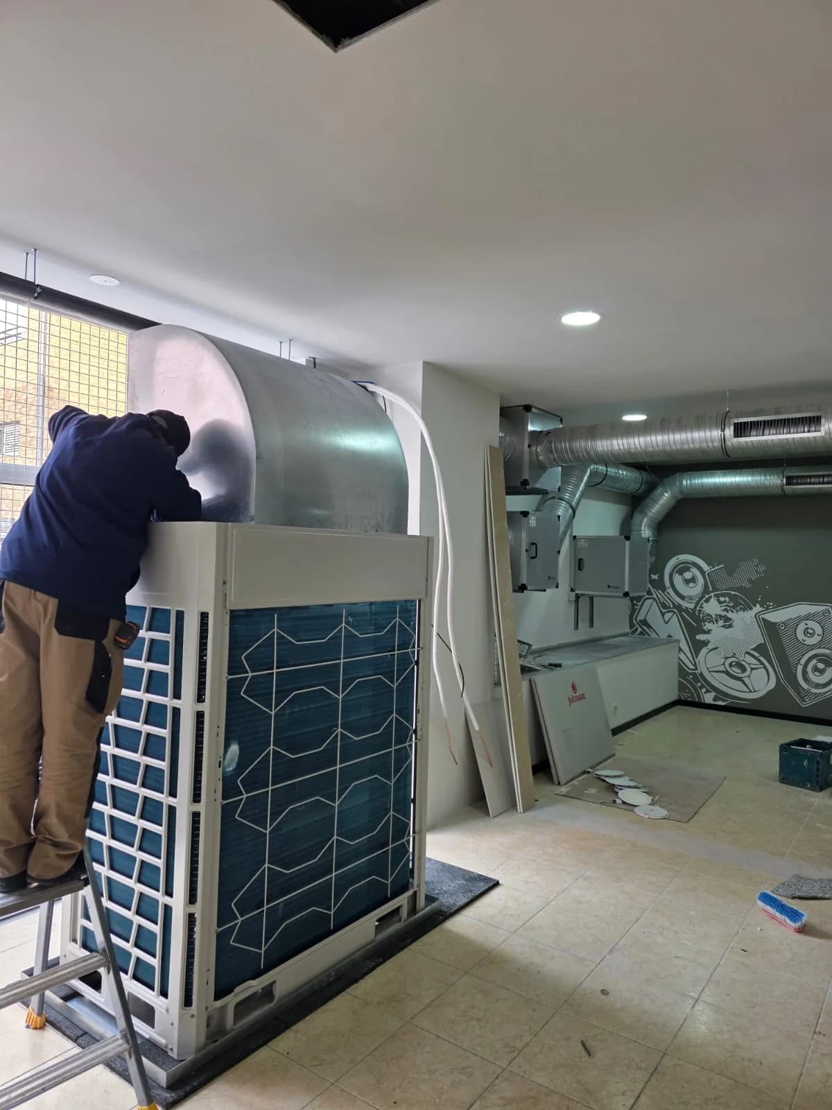 Equipamento de climatização de grande porte em instalação