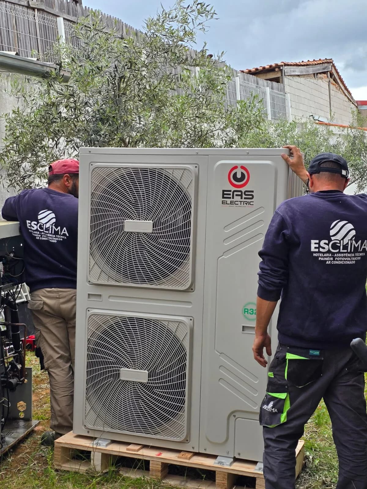 Técnico a verificar um sistema de climatização