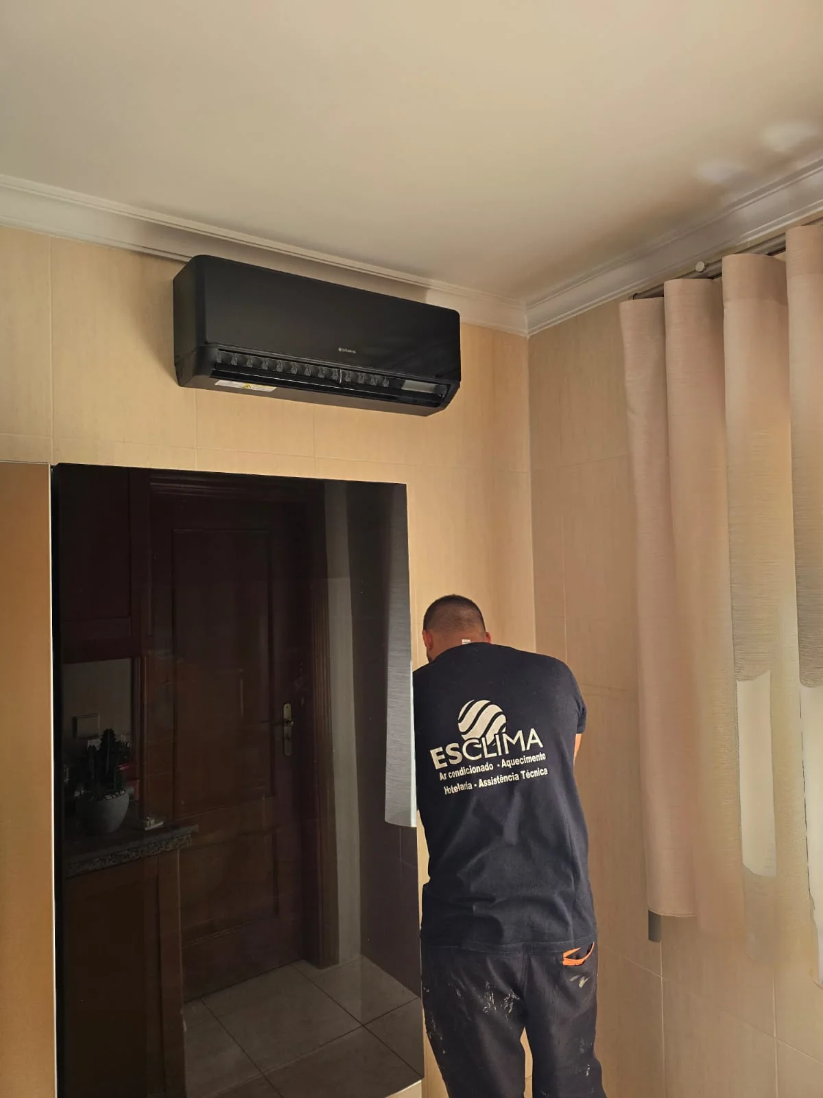 Técnico da E.S.clima durante uma instalação de ar condicionado