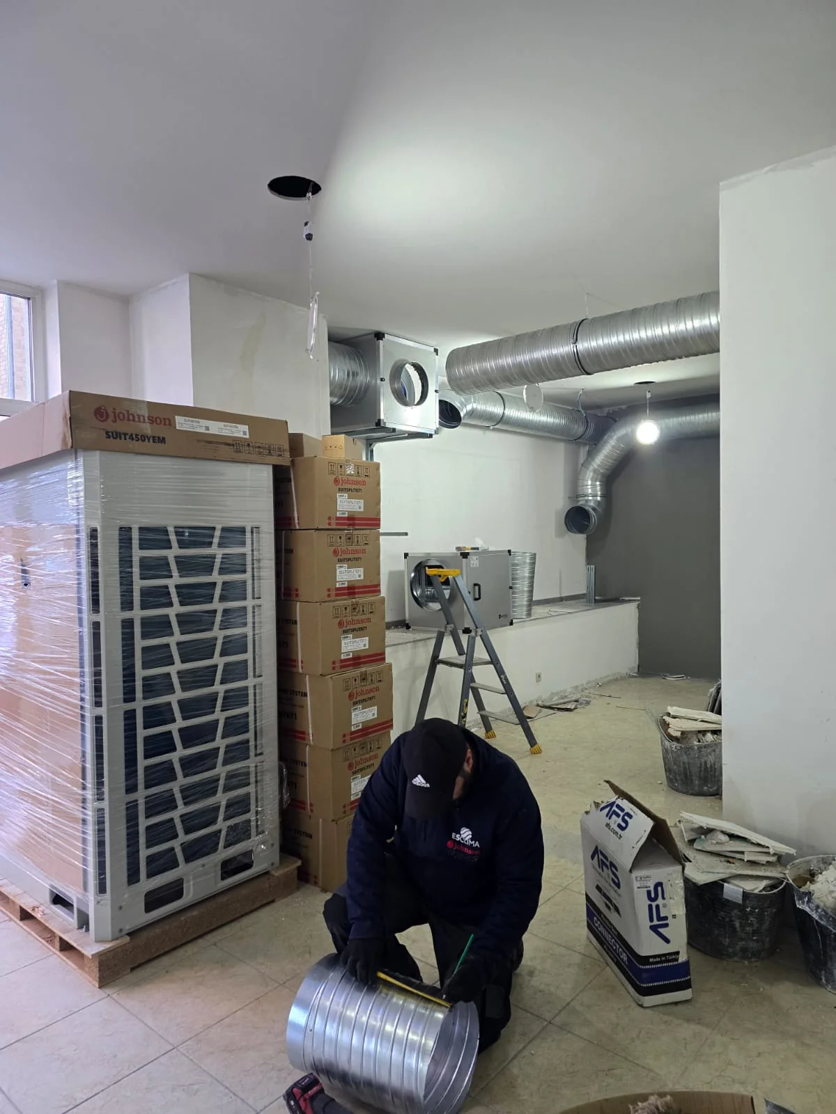Técnico da E.S.clima durante a instalação de condutas de ventilação