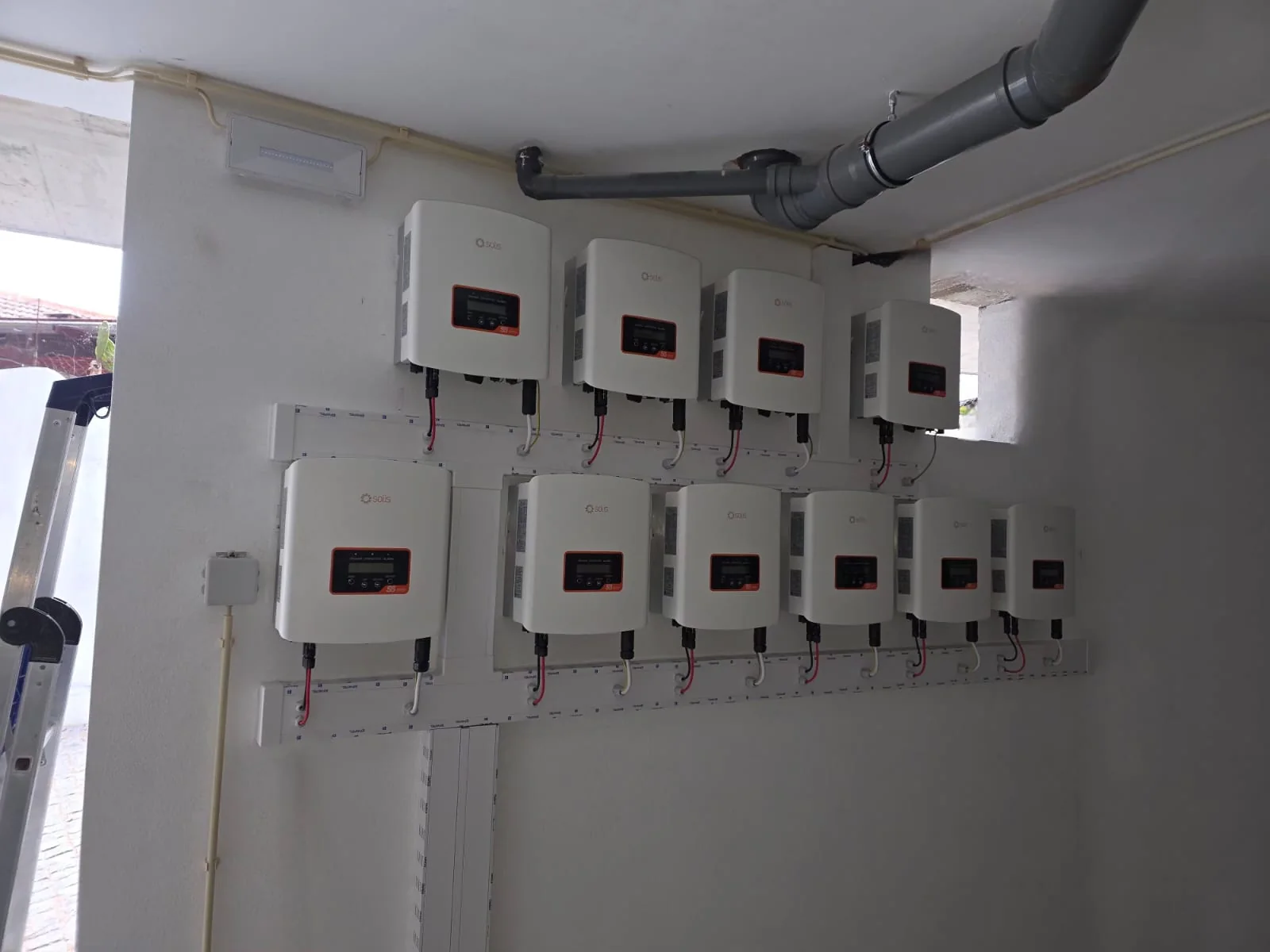 Conjunto de inversores solares instalado pela E.S.clima