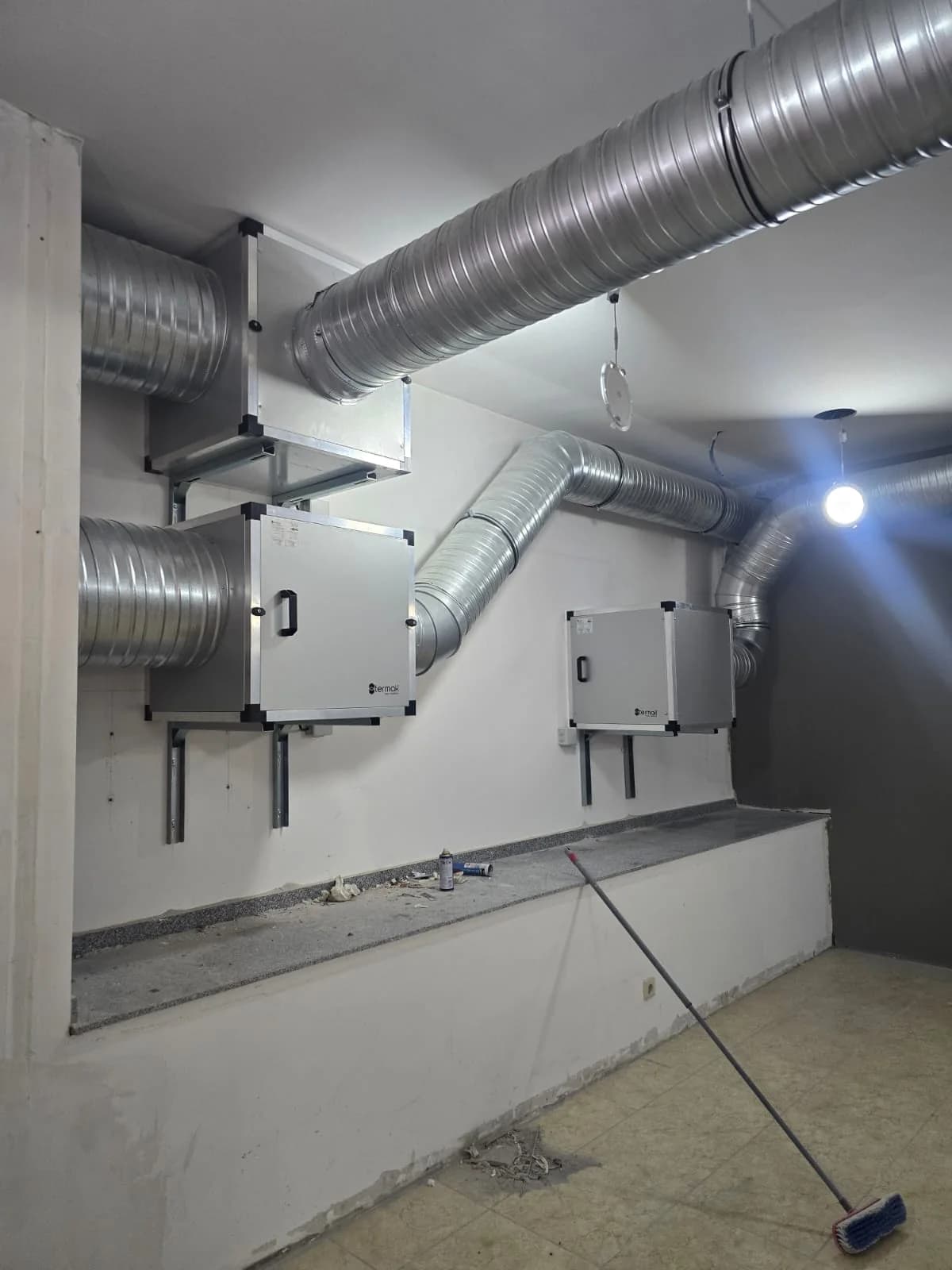 Unidades e condutas de um sistema de ventilação